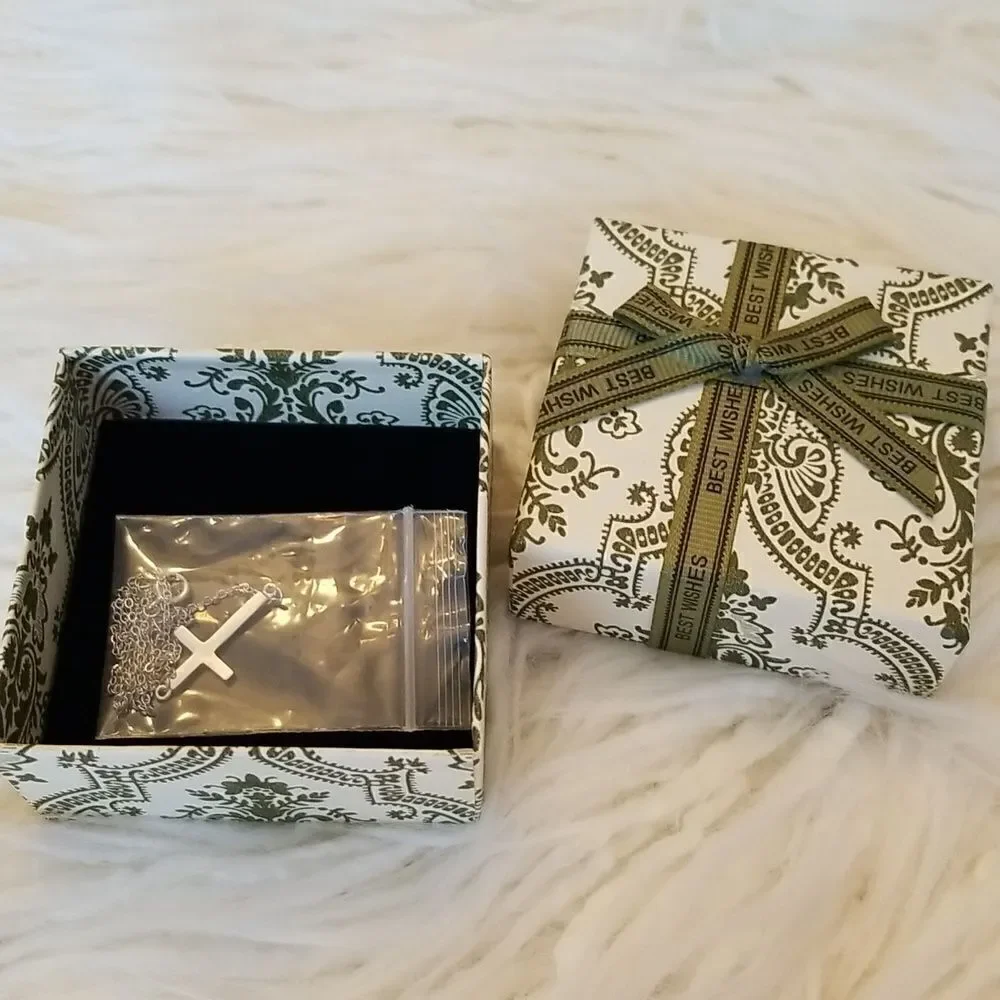❤ Silver tone cross necklace